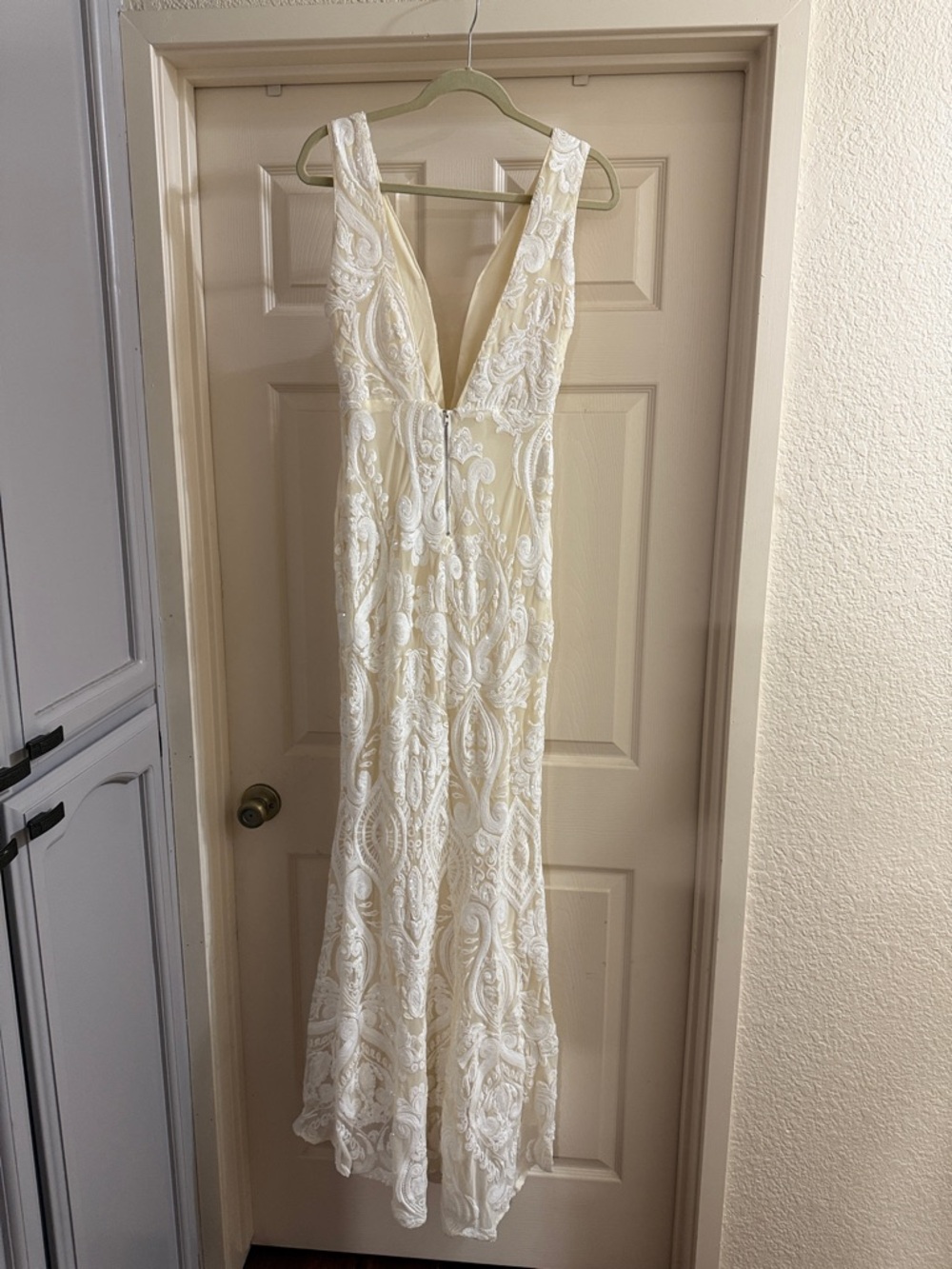 Elegant Ivory Lace V-Neck Wedding Dress - Picture 2 of 2